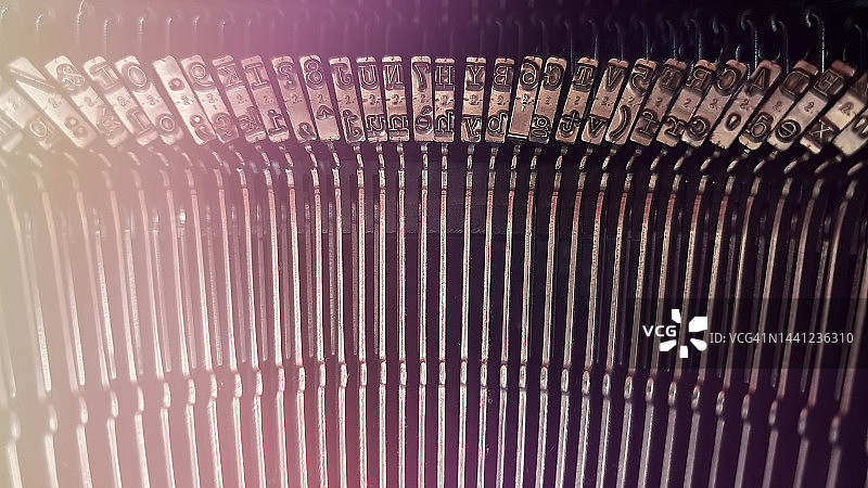 老式打字机字母按键特写图片素材