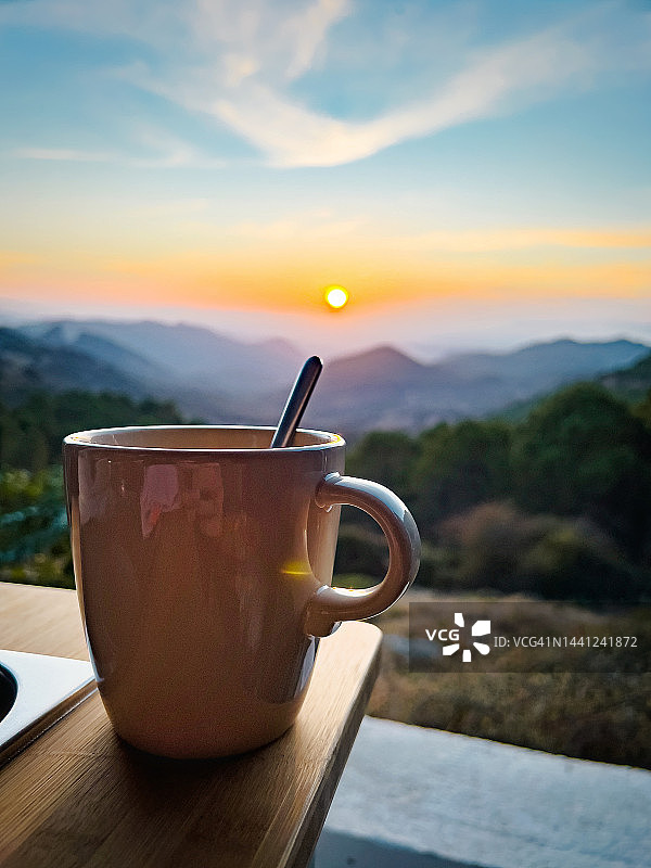 房车内观日落，伴随茶或咖啡图片素材