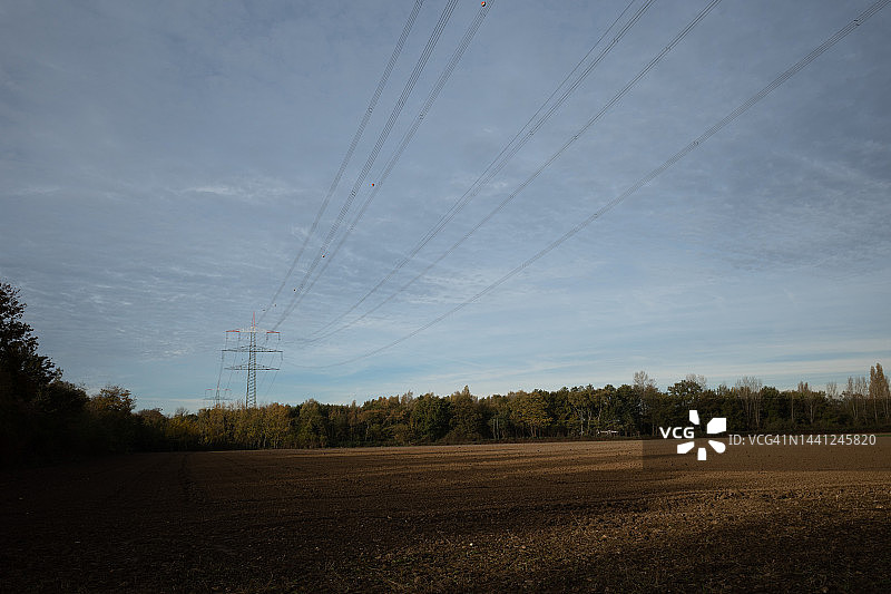 犁过的农田与蓝天图片素材