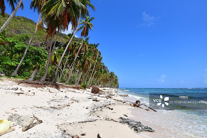 巨大悬崖下的孤独加勒比海滩图片素材
