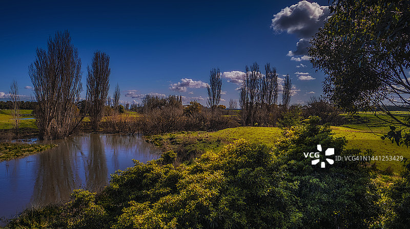 巴斯河和乡村农田，澳大利亚维多利亚州南吉普斯兰图片素材