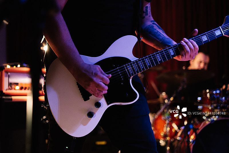 在摇滚音乐会上在舞台上弹电吉他的男人图片素材