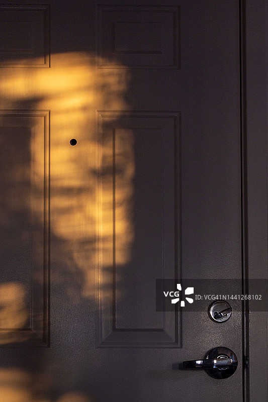 阳光明媚地照耀着前门图片素材