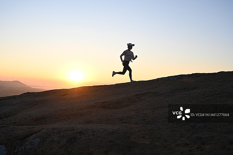女人在山脊上跑步图片素材