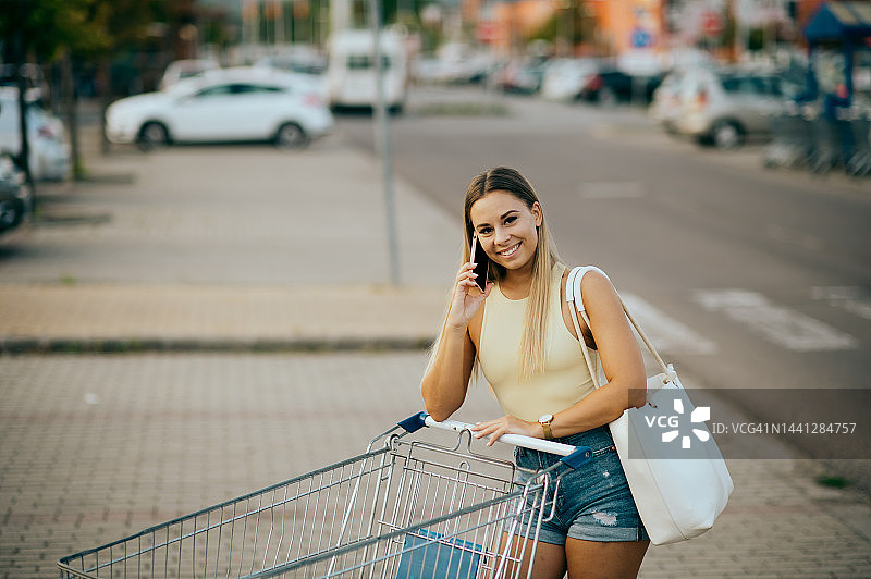 购物中的年轻女子图片素材