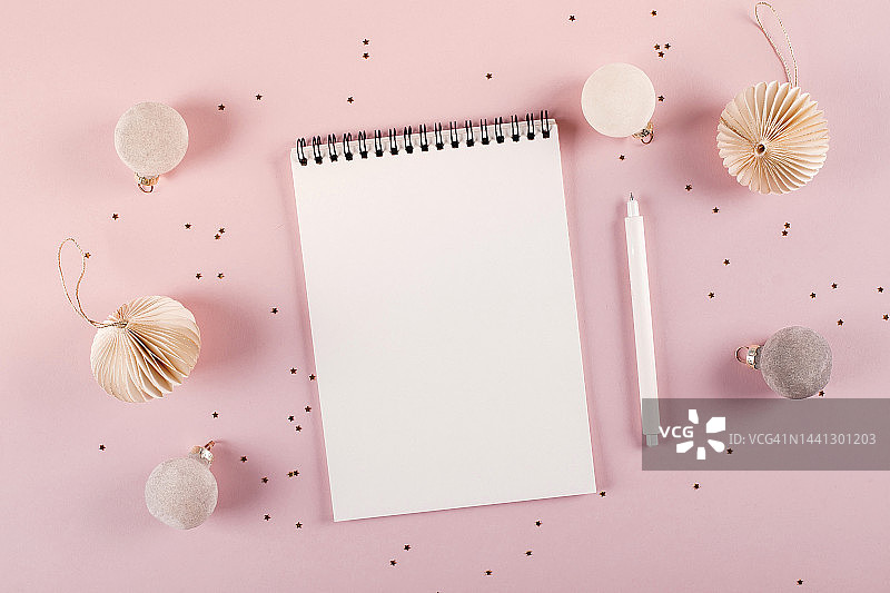 粉色背景上的圣诞装饰空白记事本扁平风格样机图片素材