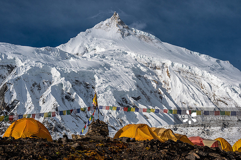 马纳斯卢峰大本营与尼泊尔国旗图片素材