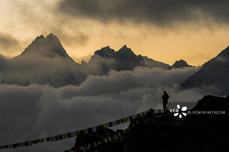 男人站在喜马拉雅山脉的日落中图片素材