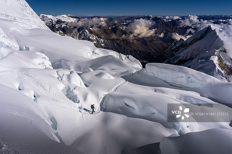 登山者从马纳斯卢峰下山图片素材