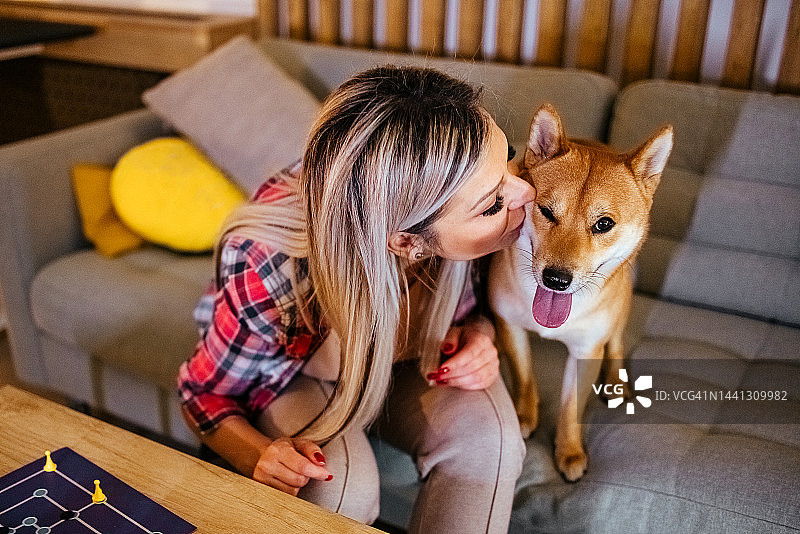 女人亲吻她的狗图片素材