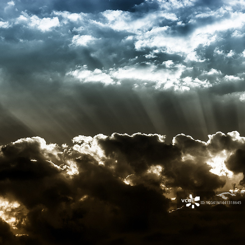 阳光穿透云层图片素材