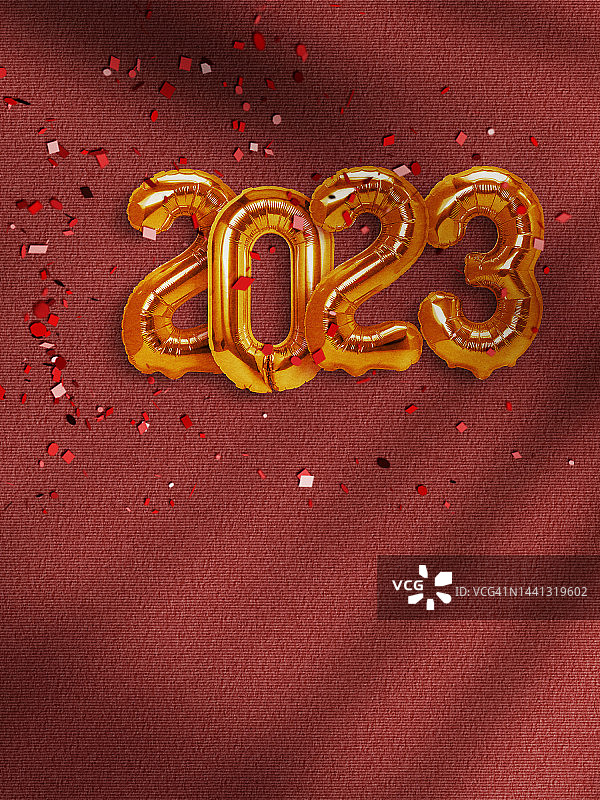 粉色背景上的2023年3D字母与飘落的五彩纸屑图片素材