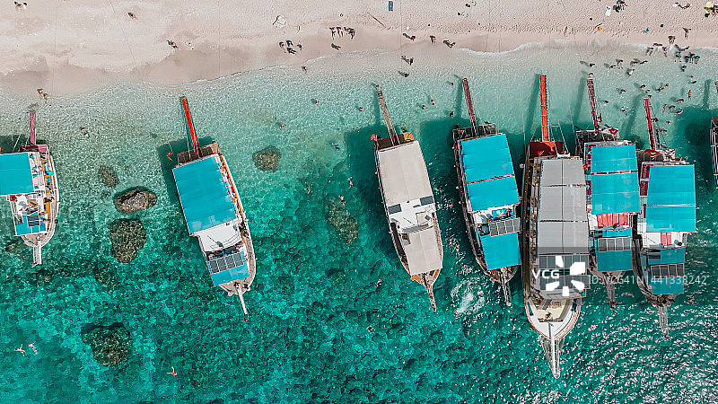 安塔利亚叙吕阿达岛航拍：碧绿的海水、游船和游客图片素材