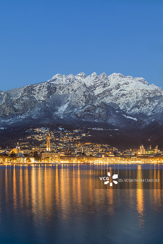 意大利伦巴第莱科市科莫湖畔的雪山倒影图片素材