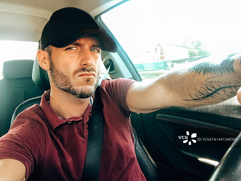男人在车里自拍图片素材