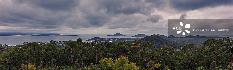 阴暗的海岸风光图片素材