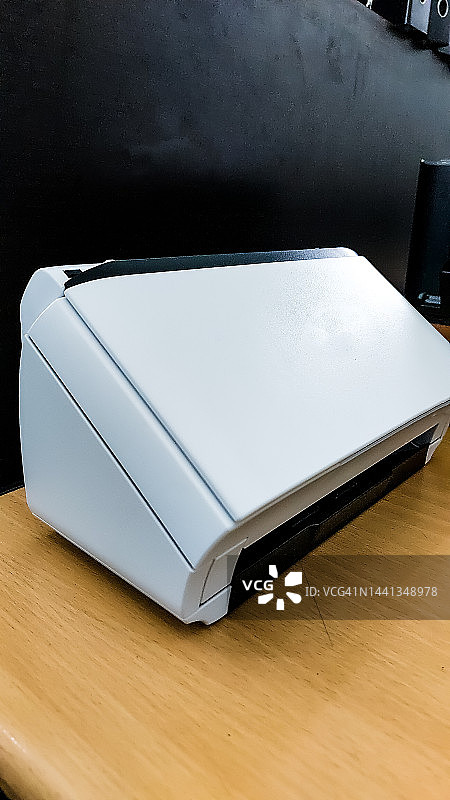 办公桌上的白色办公打印机图片素材