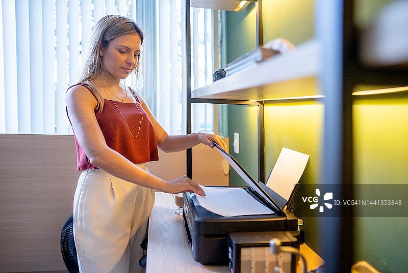 在办公室打印文件的女人图片素材
