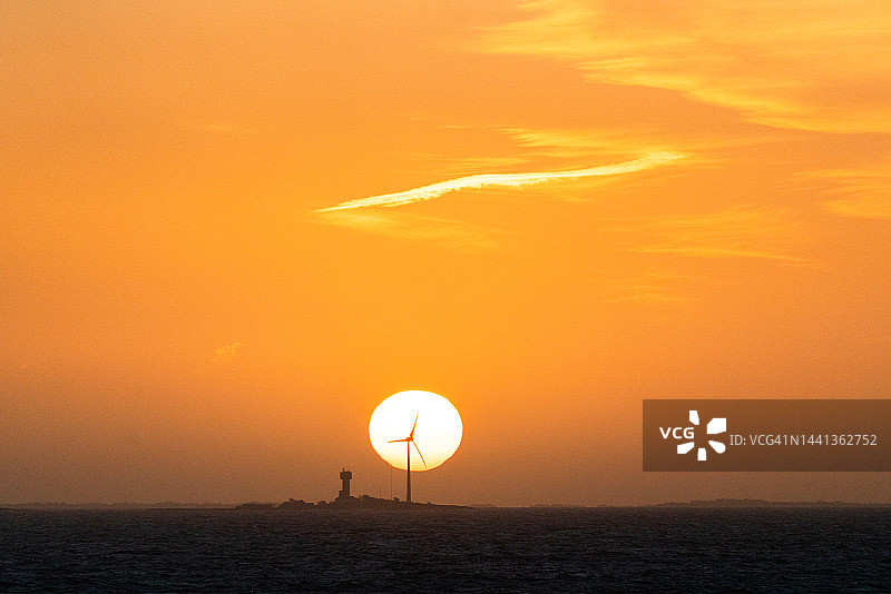 奥兰群岛秋季风力发电场日出黄金时段芬兰波罗的海岛屿图片素材