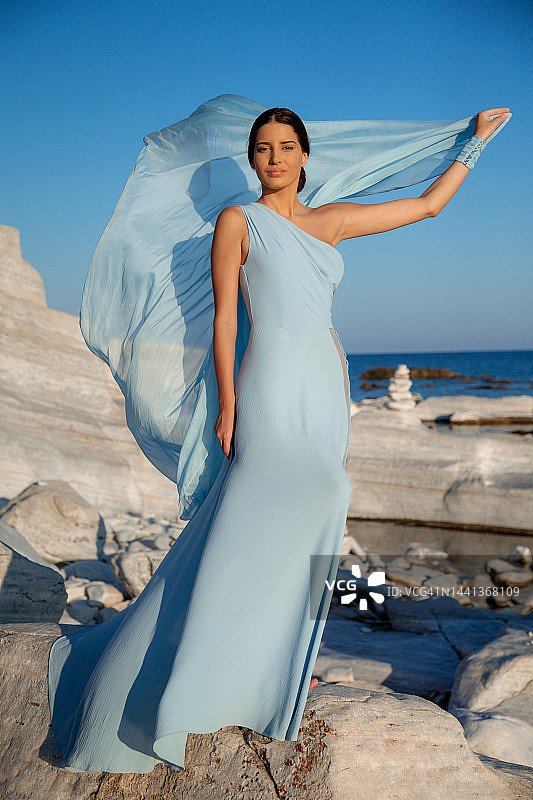 穿着浅蓝色连衣裙的年轻时尚模特图片素材