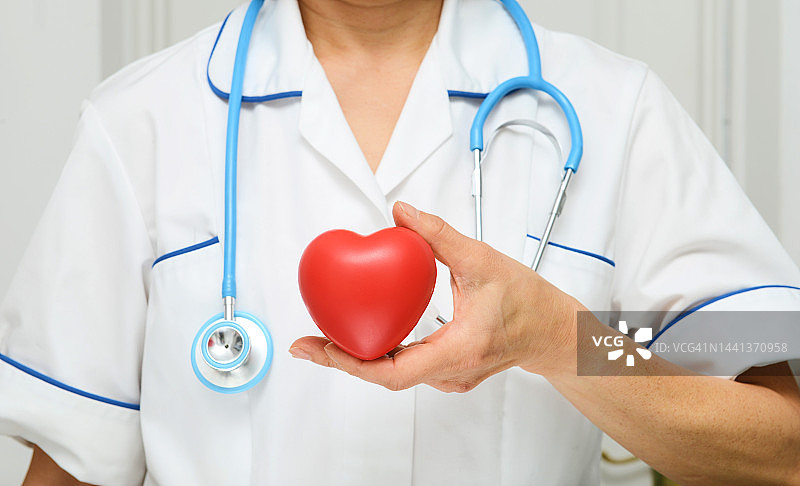 心脏科医生拿着心脏图片素材