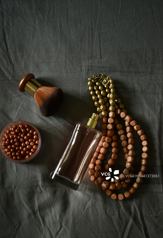 香水瓶和护肤品图片素材