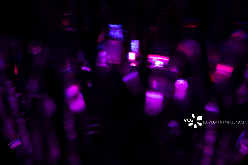 黑色背景上光晕散景的彩色超现实夜景城市图片素材