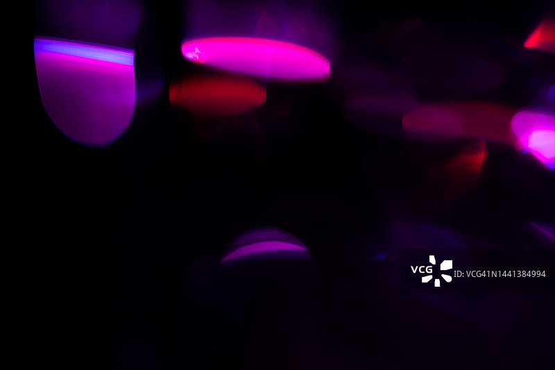 黑色背景上光晕散景的彩色超现实夜景城市图片素材