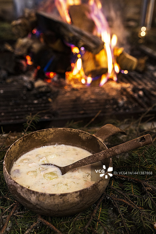 芬兰圣诞壁炉旁的三文鱼汤图片素材