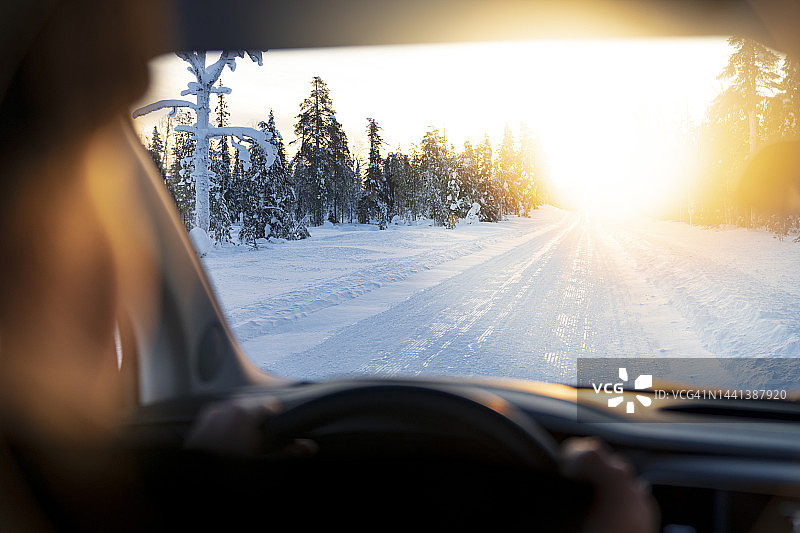 雪地道路上驾驶汽车的人的个人视角图片素材