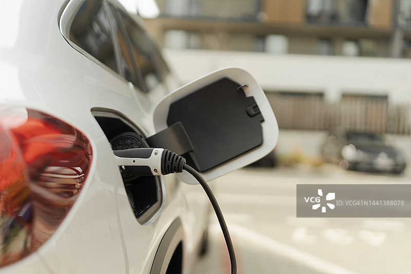 正在充电的电动汽车特写图片素材