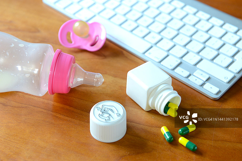 患有产后抑郁症的母亲图片素材