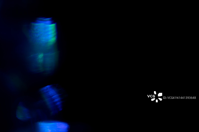 黑色背景上的彩色超现实城市夜景光晕散景图片素材