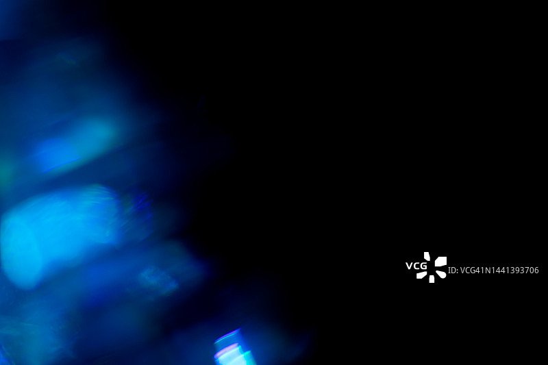 黑色背景上的彩色超现实城市夜景光晕散景图片素材