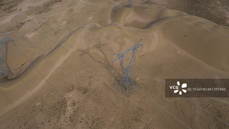 输电铁塔和电力电缆鸟瞰图图片素材