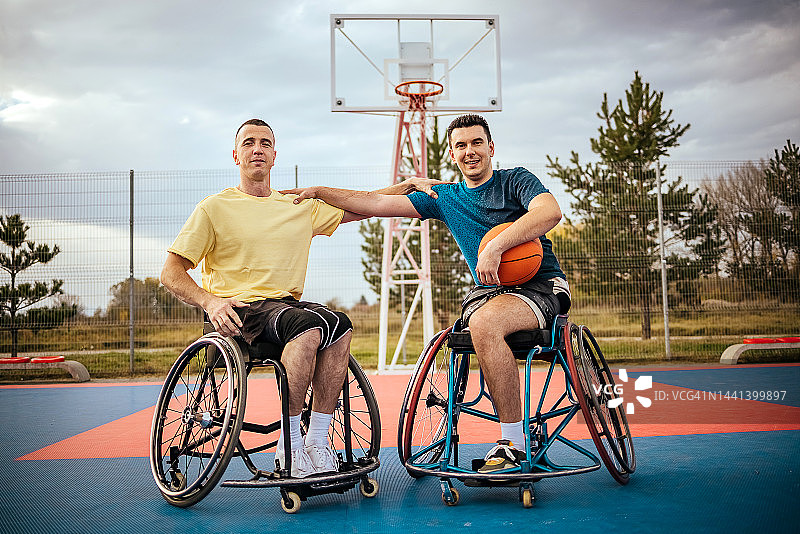 坐在轮椅上的男子肖像图片素材
