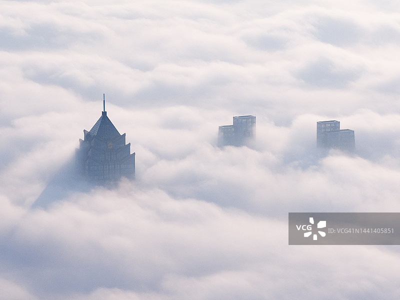 日出时苏州城市上空的平流雾图片素材