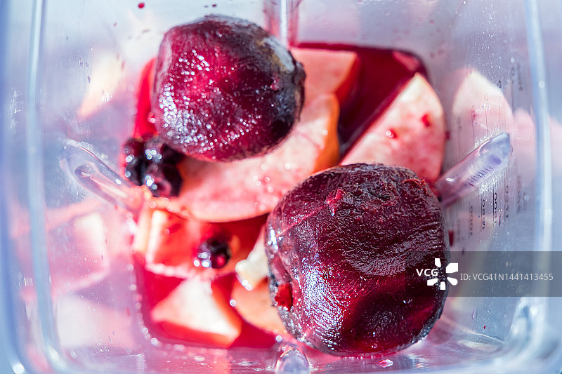 准备甜菜根、苹果和浆果果汁图片素材