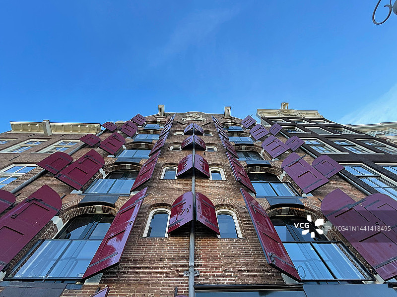 带折叠百叶窗的砖房图片素材