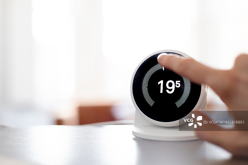 使用无线温控器调低中央供暖图片素材