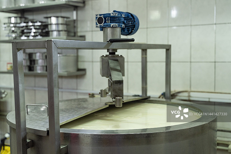 工厂里的奶酪制作图片素材