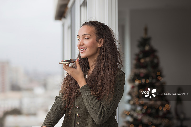 商务女性正在用智能手机录制语音信息图片素材