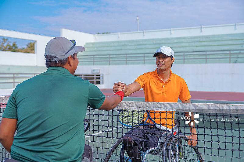 轮椅网球比赛后，轮椅网球运动员握手祝贺图片素材