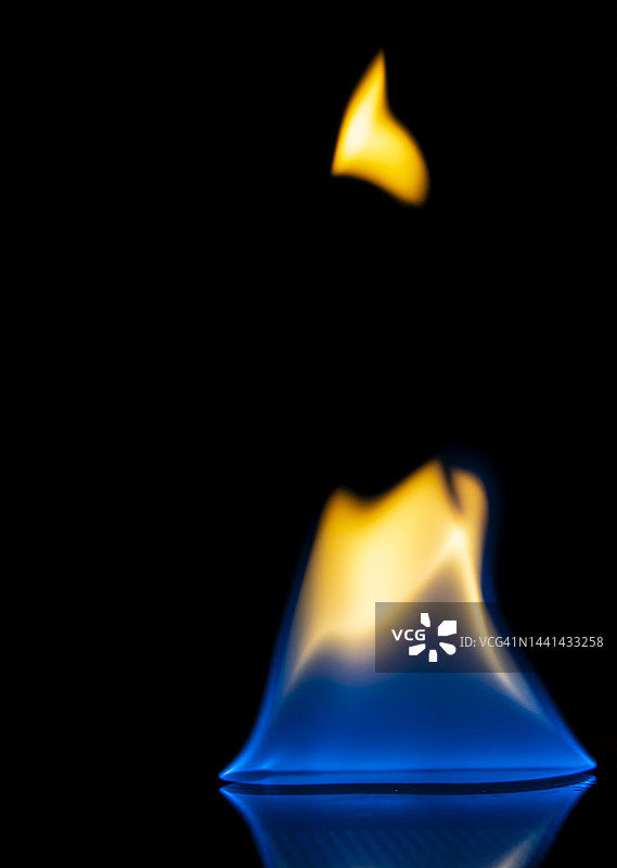 黑色背景上的火焰特写图片素材