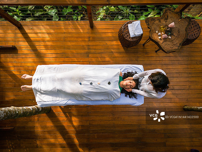 理疗师为患者进行灵气疗法图片素材