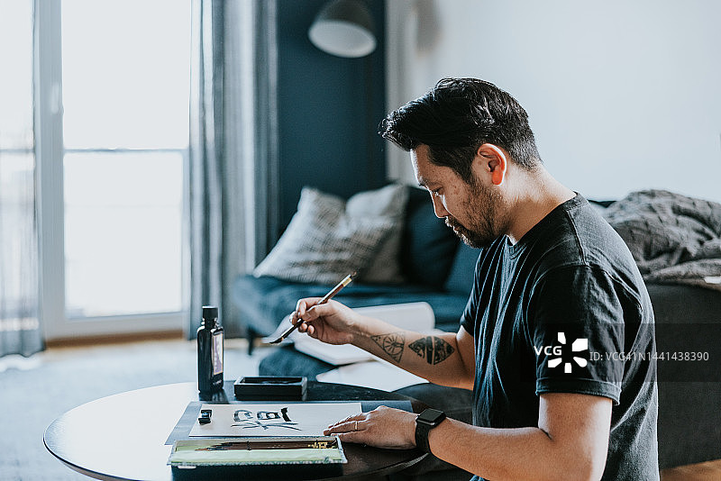 日本男子书写新年传统书法图片素材