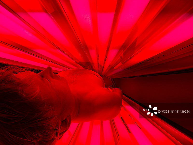 男子接受红光疗法图片素材