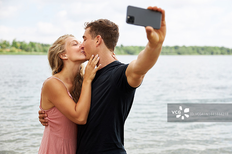 年轻男人和女友自拍图片素材