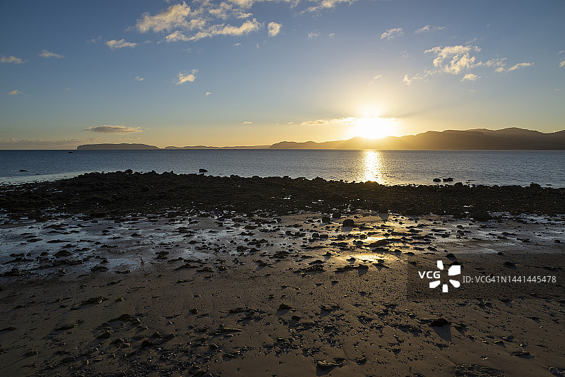 北威尔士安格尔西岛梅奈海峡的日出图片素材