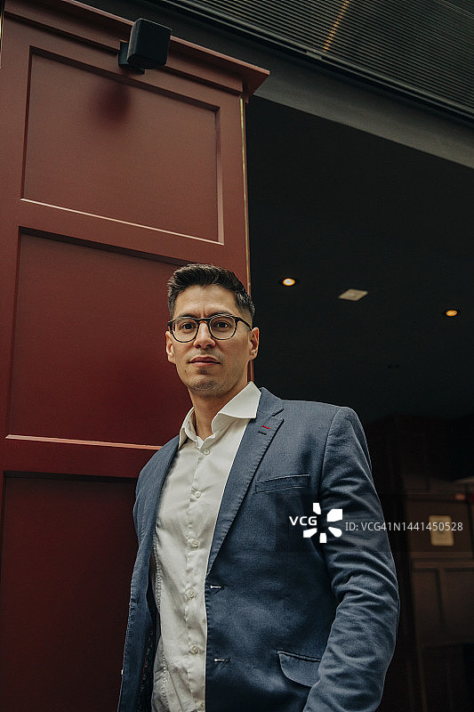 在酒店穿着商务装的自信商务男士图片素材